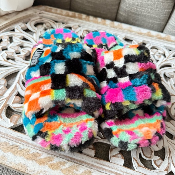 UGG Fuzzy Slippers Shoes Slides Women’s 8 - Picture 2 of 9